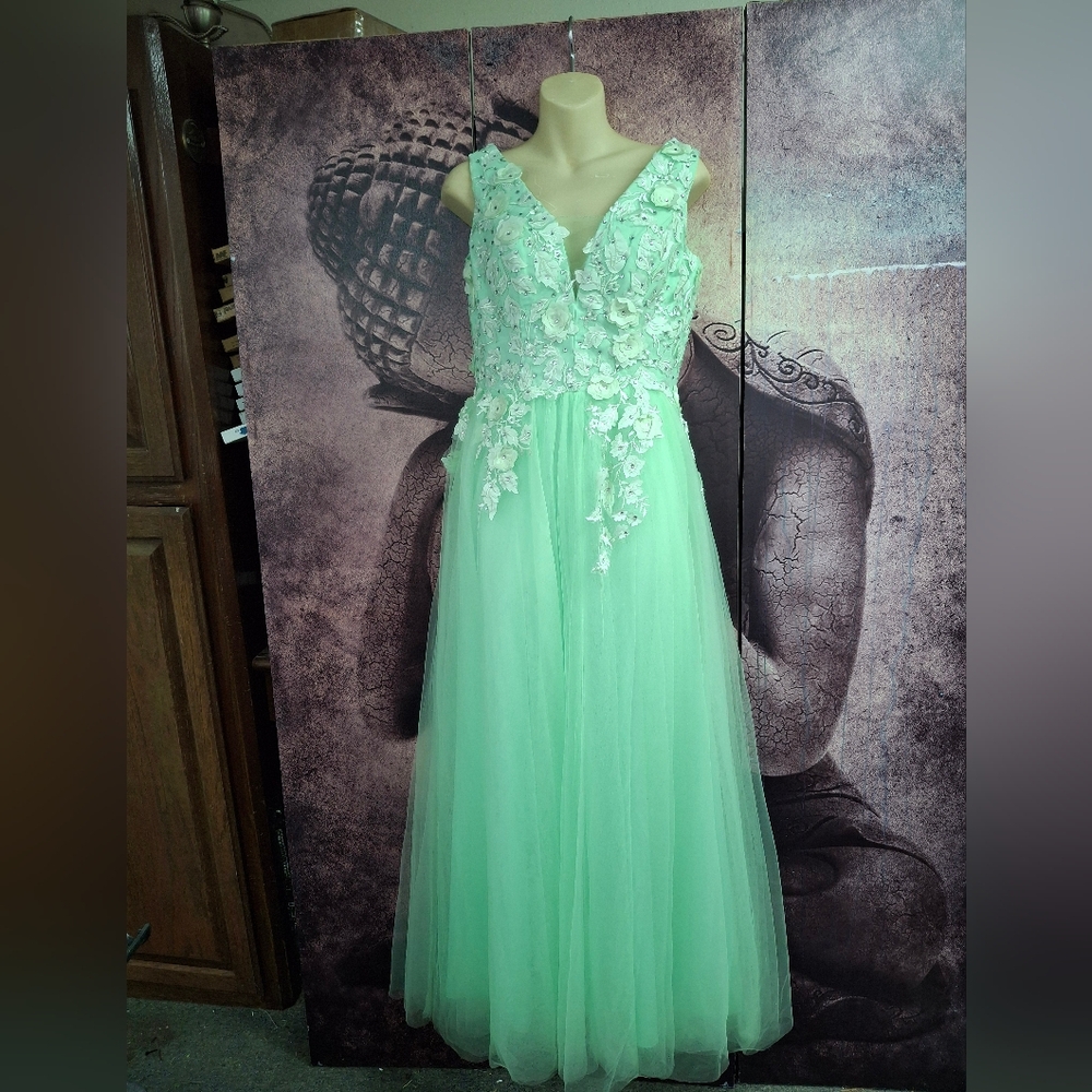 Benzede elegant Mint Green Wedding Gown, Size 8.